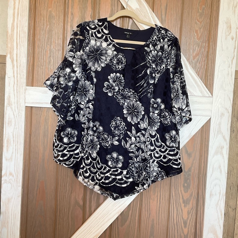 Blue top with white lace looking flowers.P2P 25.5, length 25-30.5” Size 1X - Picture 1 of 6